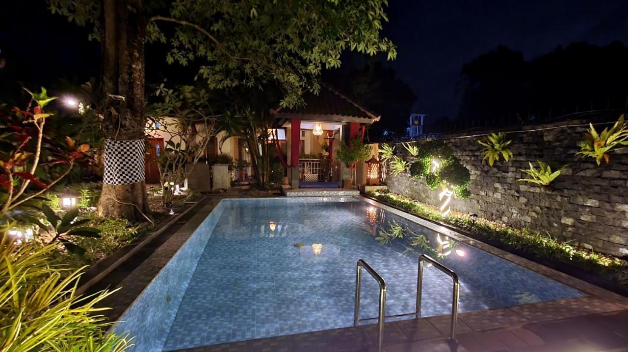 Villa Rosseno - Evelyn Private Pool And Garden Yogyakarta Exterior photo